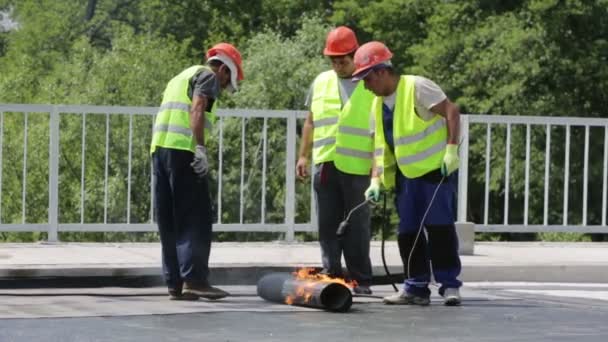 Raccolta di lavoratori autostradali ponte impermeabile — Video Stock