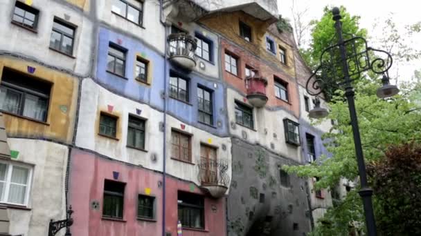 Hundertwasserhaus Hundertwasser House in Wenen — Stockvideo