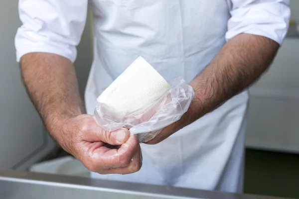 Feta cheese production packeting — Stock Photo, Image