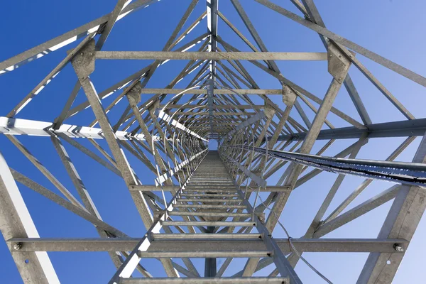 Létra lépcsőn egy kommunikációs torony — Stock Fotó