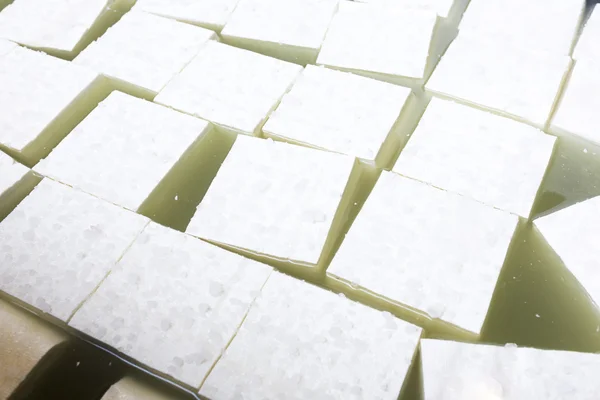 Cuburi de producție de brânză feta — Fotografie, imagine de stoc