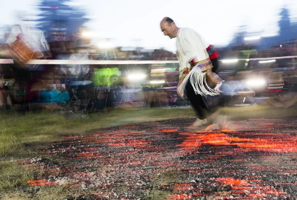 Nestinar caminando sobre fuego — Foto de Stock