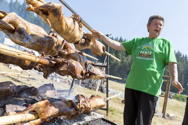 Jehňata na rožních pražení cook — Stock fotografie