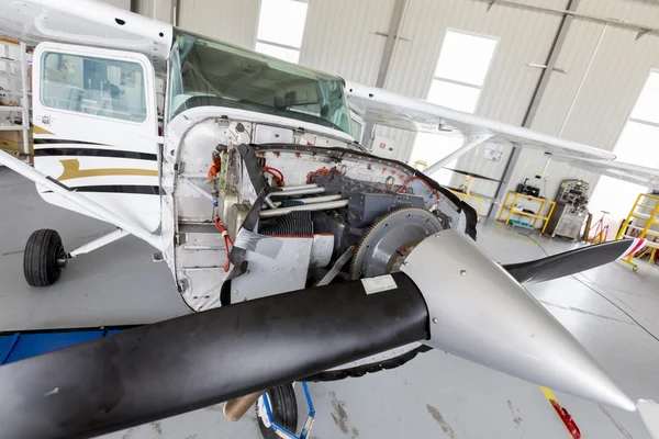 Herstellen van kleine propeller vliegtuig — Stockfoto