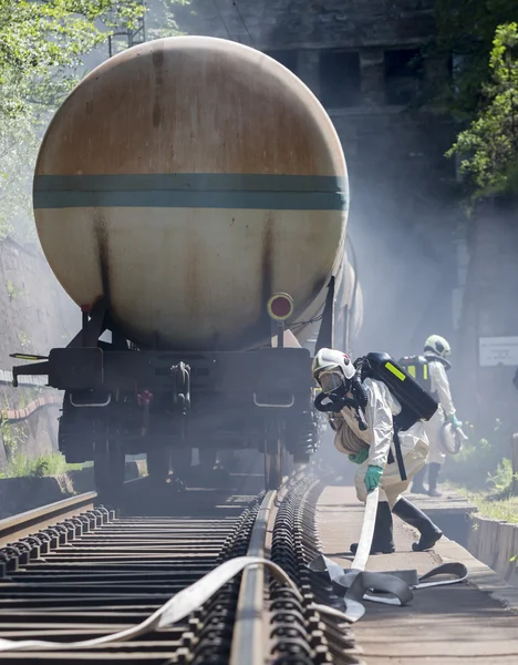 Prodotti chimici tossici acidi treno di emergenza vigili del fuoco — Foto Stock