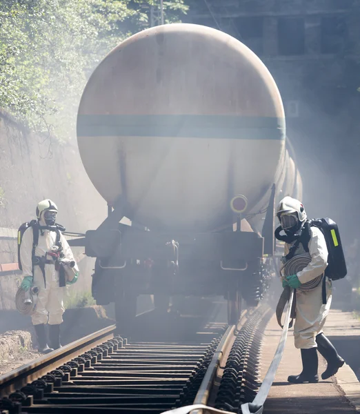 Toxické chemikálie kyseliny nouzové vlakové hasiči — Stock fotografie