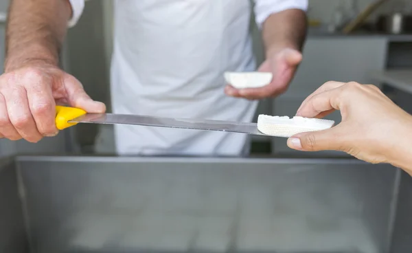 Coltello formaggio feta bianco bulgaro — Foto Stock