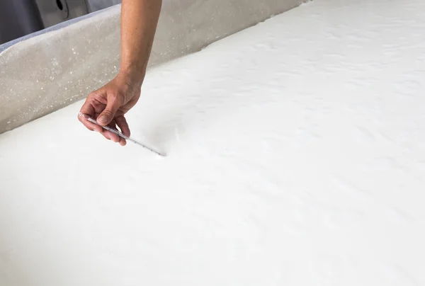 Producción de queso crema lechera temperatura del trabajador —  Fotos de Stock