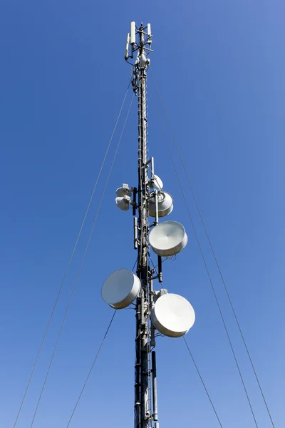 Πύργος επικοινωνίας ενάντια στον γαλάζιο ουρανό — Φωτογραφία Αρχείου