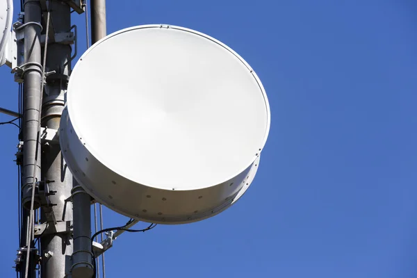 Wieża komunikacyjna przeciwko błękitnemu niebu — Zdjęcie stockowe