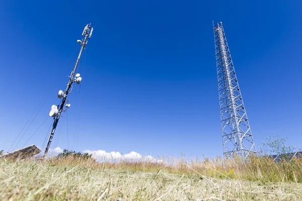 Вежа зв'язку на фоні блакитного неба — стокове фото