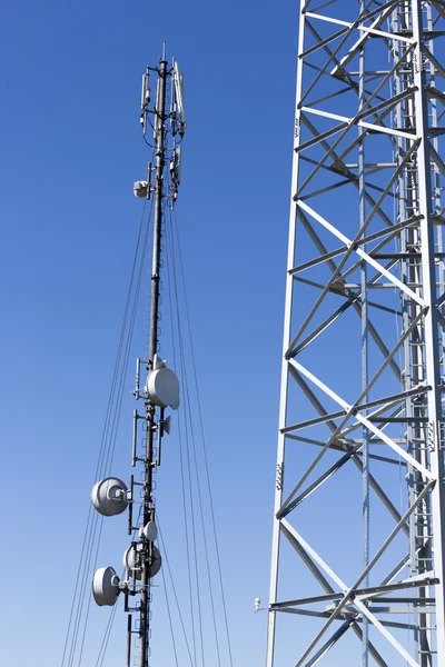 Communication tower against blue sky — Stock Photo, Image