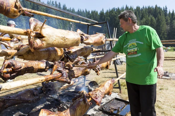 Baking lamb outdoors in Bulgaria cook — Stock fotografie