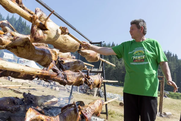 Baking lamb outdoors in Bulgaria cook — Stock fotografie