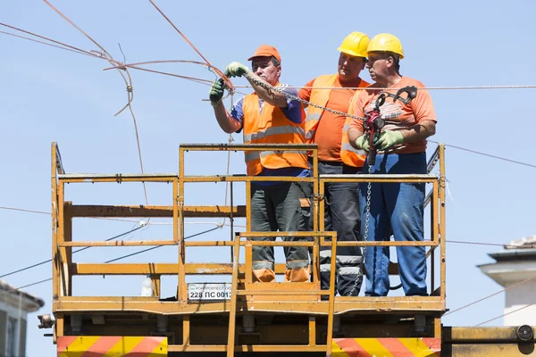 Electricity cpnstruction workers on a platform — Stock Photo, Image