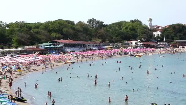 Úszás Sozopol városának strandja a turisták — Stock videók