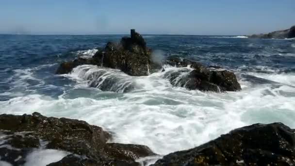 Woda kruszy w skałach — Wideo stockowe
