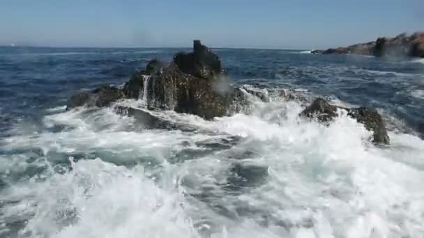 Víz szétzúzza a sziklák — Stock videók