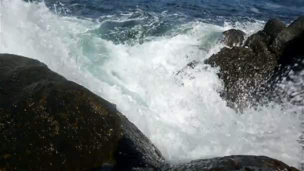 Frantumi d'acqua nelle rocce — Video Stock