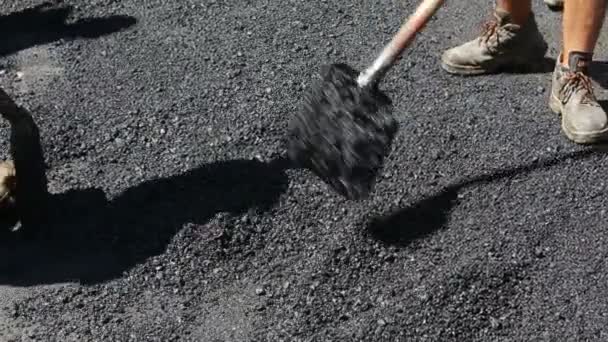 Pracownik leżący gorącego asfaltu — Wideo stockowe