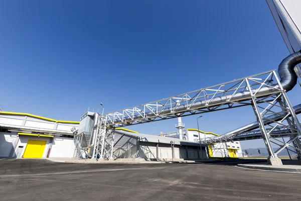 Planta de desecho cielo azul —  Fotos de Stock