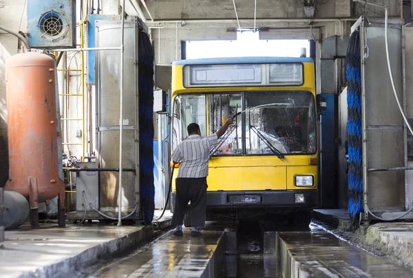 Trole motorista de ônibus de lavagem — Fotografia de Stock