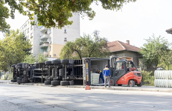 Camion schiantato sulla strada — Foto Stock