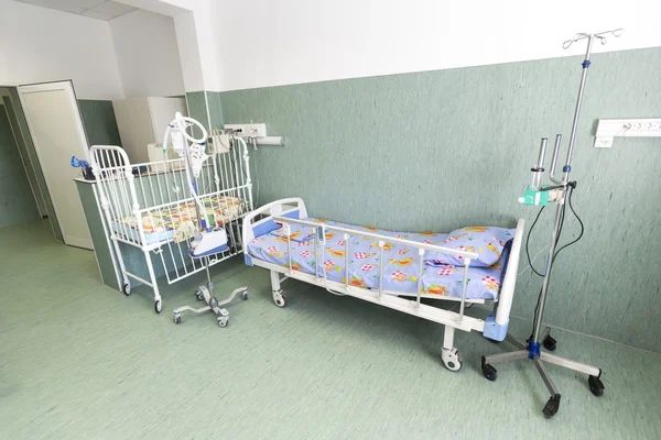 Hospital children bed — Stockfoto