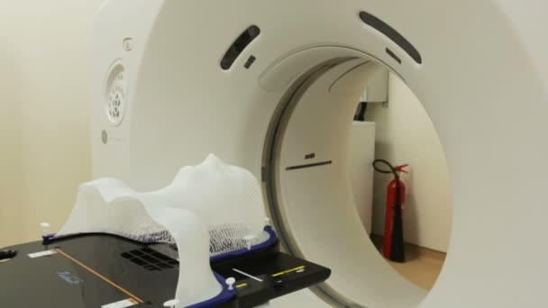 Сканер томографии для лечения рака. Zoom out . — стоковое видео