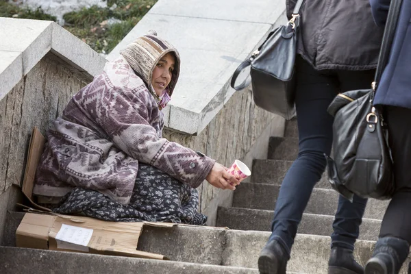 Homeless gypsy woman begging for money — Stock Photo, Image