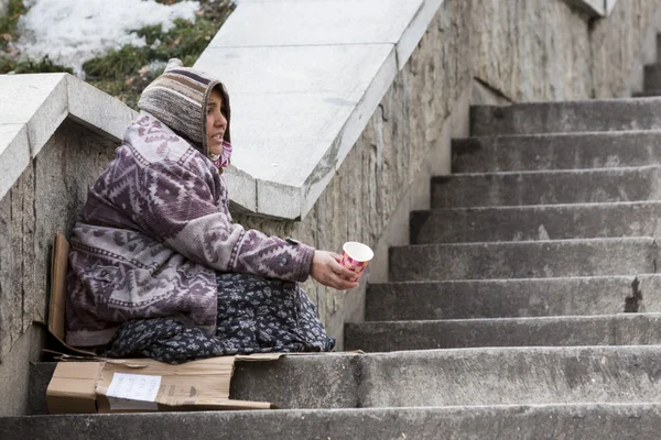 Una zingara senzatetto che implora soldi — Foto Stock