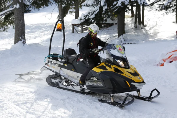山地救援服务雪橇车 — 图库照片