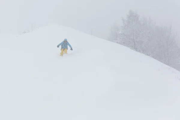 在雾中滑雪 — 图库照片