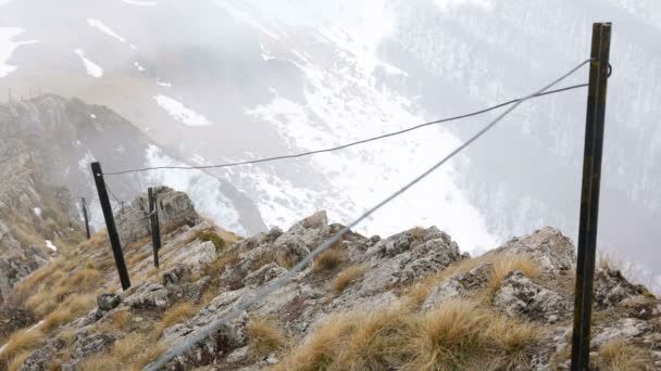 Ένας άνθρωπος περπατώντας στο βραχώδες βουνό — Αρχείο Βίντεο