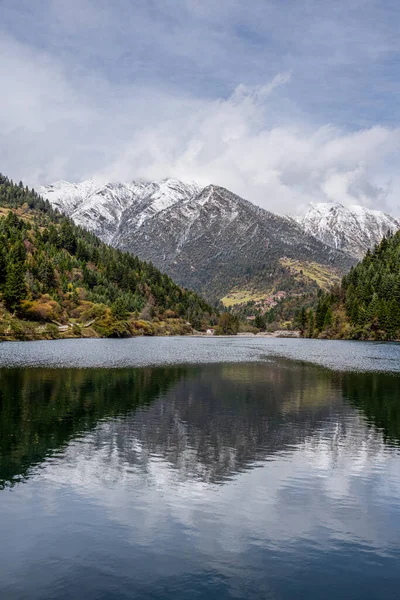 Snow mountains and tranquil lake — Stock Photo, Image