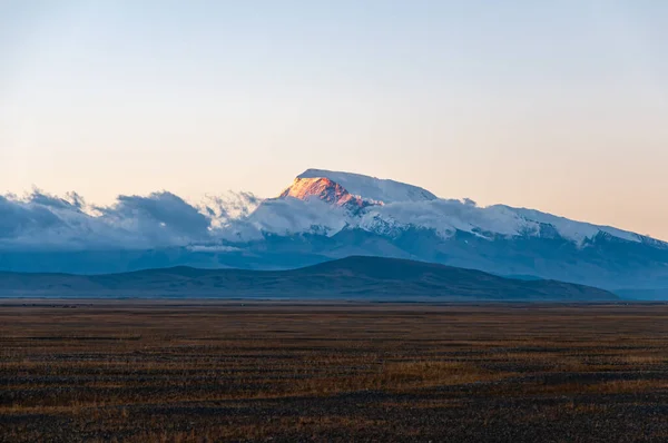 Snow mountain landscape at sunrise in Tibet — Stock Photo, Image