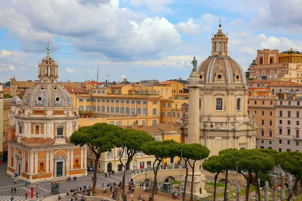 Trajan Sütunu 'nun ve Santa Maria di Loreto ve Santissimo Nome di Mara al Foro Traiano' nun kiliselerinin üst görüntüsü.