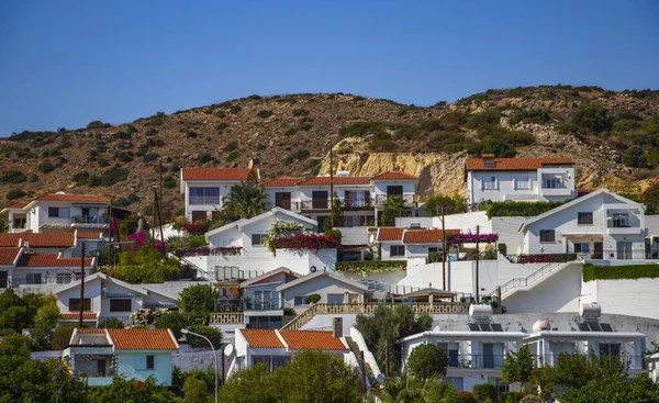 Pissouri köyünün pitoresk Akdeniz manzarası: turuncu çatılı beyaz evler Kıbrıs 'ın dağlık kırsal kesimlerine dağıtıldı