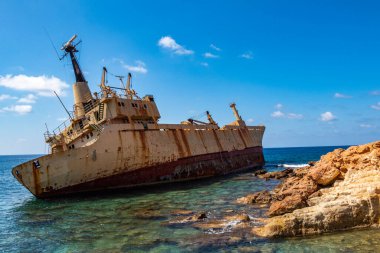 Akdeniz kıyısında, Paphos açıklarında karaya oturmuş bir gemi.