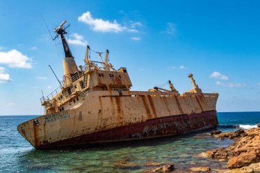 Deniz Mağaraları, Peyia, Paphos, Kıbrıs, Eylül 2019, EDRO III - Paphos kıyılarında karaya oturmuş bir gemi.