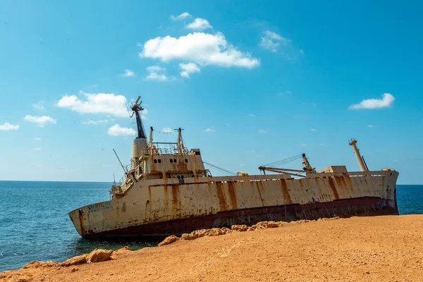 Deniz Mağaraları, Peyia, Paphos, Kıbrıs, Eylül 2019, EDRO III - Paphos kıyılarında karaya oturmuş bir gemi.