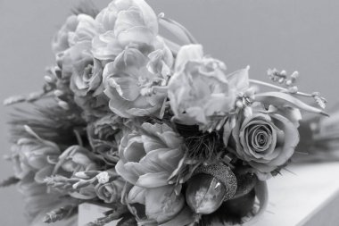 Çiçek kompozisyonu, pembe laleler, güller, çam ve frezya dalları eklenmiş şakayıklar, dekoratif meşe palamutları, bir kız için hediye, arka plan bulanık