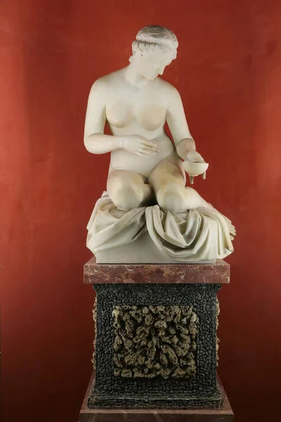 Isola Bella, Stresa, Verbano-Cusio-Ossola ili, İtalya, Nisan 2019, Zeuss 'un kızı Hebe' nin mermer heykeli, sonsuz gençlik tanrıçası, Borromeo Sarayı — Stok fotoğraf
