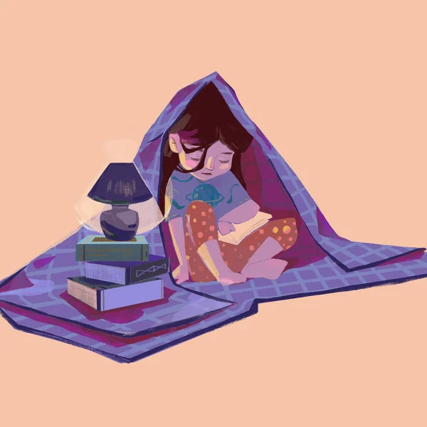 La imagen de una niña linda en pijama que lee un libro antes de acostarse, un niño se esconde debajo de una manta, el libro está iluminado por una pequeña luz nocturna — Foto de Stock