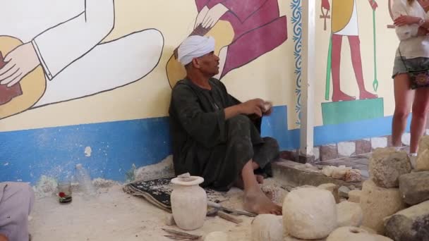 ルクソール エジプト 2021年3月 2人の男性の石職人がギフトショップの入り口で働いており 観光客にエジプトの文化と伝統を示しています — ストック動画