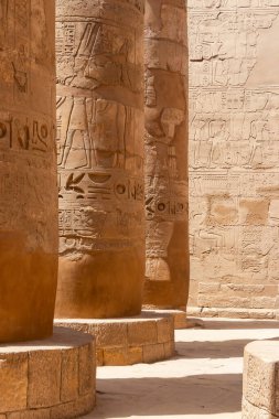Karnak Tapınağı kompleksinin, antik hiyerogliflerin ve yazıtların büyük Hypostyle salonunun bir parçası olan birkaç sütun parçası sütunlarda görülebilir.