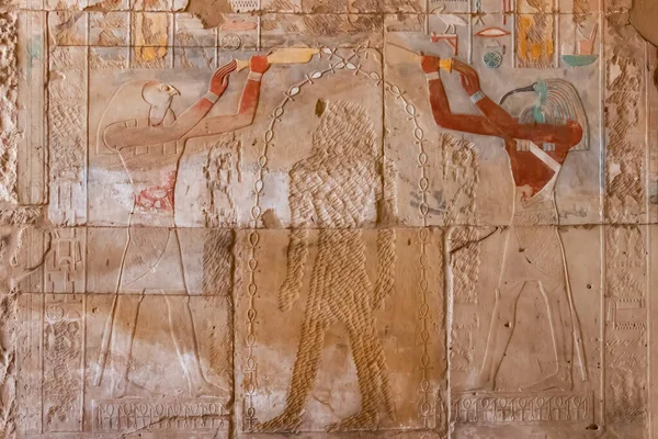 Αρχαία Αιγυπτιακά Ιερογλυφικά Που Απεικονίζουν Μυθολογικούς Θεούς Στους Τοίχους Αρχαίων — Φωτογραφία Αρχείου