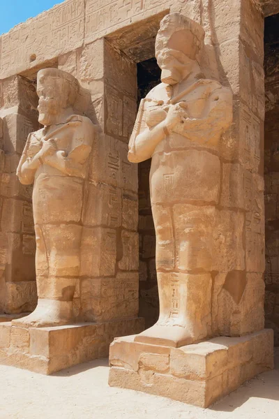 Karnak Tapınağı, Luxor, Mısır 'daki Karyatidlerin salonundaki heykeller