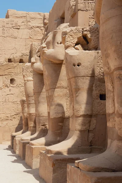 Karnak Tapınağı 'nın Caryatid salonunda yıkılmış heykeller, bacakların alt kısmını, Luxor' u, Mısır 'ı,