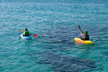 Akdeniz kıyıları boyunca kayak yapan Ayia Napa, Kıbrıs